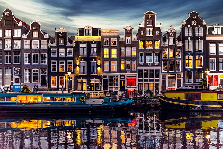Holandia, miasto Amsterdam, budynek mieszkalny z brązowego betonu, Holandia, w domu, światła, miasto Amsterdam, wieczór, kanał, Tapety HD
