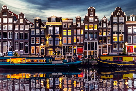 Holandia, miasto Amsterdam, budynek mieszkalny z brązowego betonu, Holandia, w domu, światła, miasto Amsterdam, wieczór, kanał, Tapety HD HD wallpaper