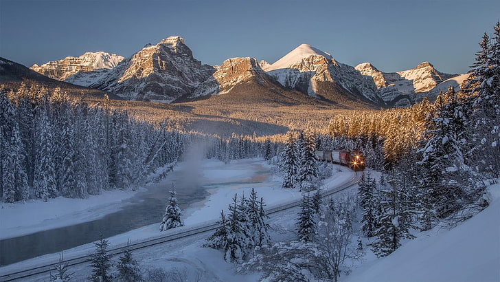 montagne recouverte de neige, montagnes, neige, chemin de fer, train de marchandises, forêt, arbres, pins, Canada, canadienne, crépuscule, Fond d'écran HD