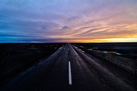 czarna betonowa droga w pobliżu pola zielonej trawy pod zachmurzonym niebem podczas złotej godziny, droga, znakowanie, zachód słońca, Tapety HD HD wallpaper