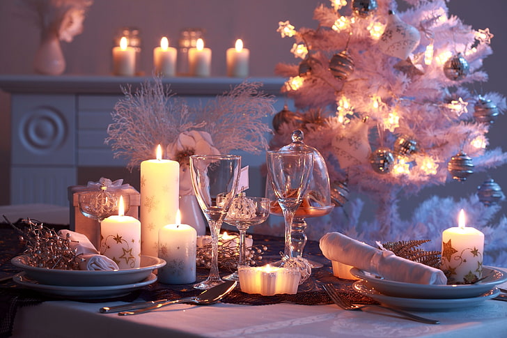 две прозрачни чаши за вино, украса, маса, празник, свещи, светлини, чаши, чинии, Нова година, гирлянд, празници, коледни топки, елегантен, бяла украса, луксозна аранжировка, сервиране, празнично, банкет, HD тапет