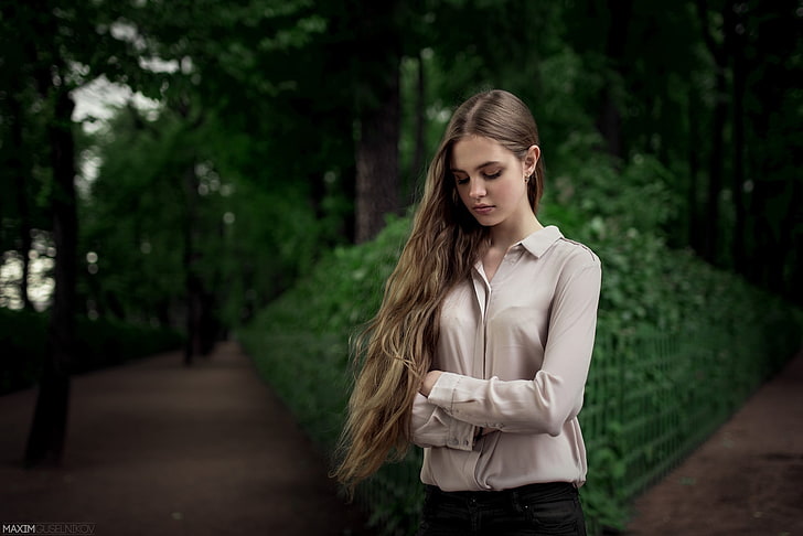 women, women outdoors, auburn hair, long hair, jeans, shirt, arms crossed, depth of field, Maxim Guselnikov, HD wallpaper