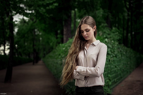 women, women outdoors, auburn hair, long hair, jeans, shirt, arms crossed, depth of field, Maxim Guselnikov, HD wallpaper HD wallpaper