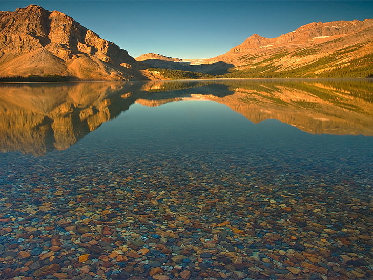 cordillera marrón, montañas, lago, piedras, fondo, agua, transparente, Fondo de pantalla HD