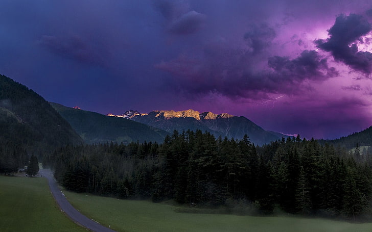 Gebirgszug unter Gewitter, Natur, Landschaft, Berge, Wald, Blitz, Wolken, Sturm, Sonnenlicht, Straße, Österreich, HD-Hintergrundbild
