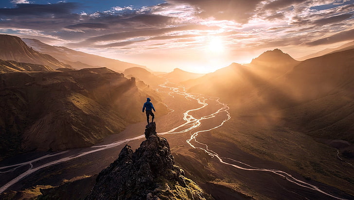 silueta de la persona en la cima de la montaña, Max Rive, montañas, río, naturaleza, paisaje, personas, luz solar, roca, cielo, agua, nubes, Fondo de pantalla HD