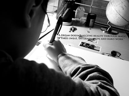 Duro lavoro, maglione con sovrapposizione di testo, Bianco e nero, Scrivania, Sogno, Fotografia, Preventivo, duro lavoro, sudore, determinazione, saggezza, Sfondo HD HD wallpaper