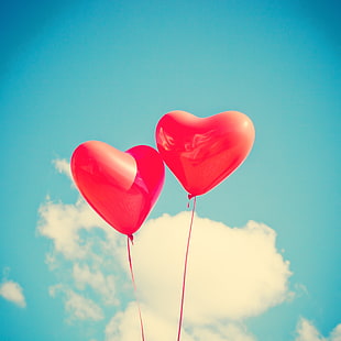 два красных сердечных воздушных шара, воздушные шары, сердце, любовь, небо, легкость, HD обои HD wallpaper
