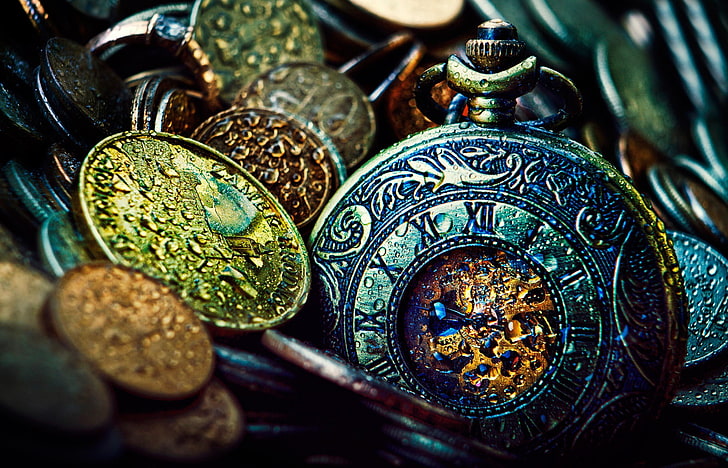 medaliony w kolorze srebrnym i złotym, zdjęcie zbliżenia mechanicznego zegarka kieszonkowego i monet, makro, zegary, monety, zegarek, Tapety HD
