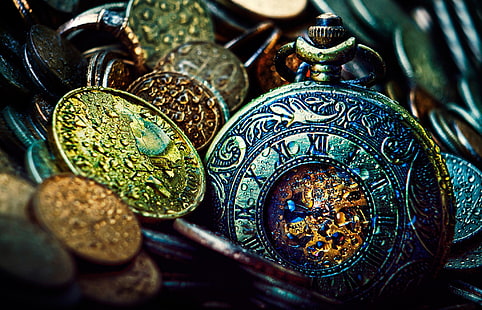 medali berwarna perak dan emas, foto close-up arloji saku mekanik dan koin, makro, jam, koin, arloji, Wallpaper HD HD wallpaper