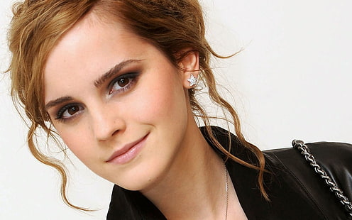 Emma Watson, Emma Watson, ยิ้ม, นักแสดง, คนดัง, ผมสีน้ำตาล, พื้นหลังเรียบง่าย, ผู้หญิง, วอลล์เปเปอร์ HD HD wallpaper