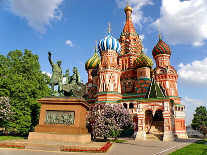 Saint Basil, Russia, greens, summer, the sky, clouds, trees, lawn, beauty, Moscow, temple, The Kremlin, St. Basil's Cathedral, Russia, Red square, architecture, attraction, dome, masterpiece, Russian, monument to Minin and Pozharsky, Pokrovsky Cathedral, HD wallpaper HD wallpaper