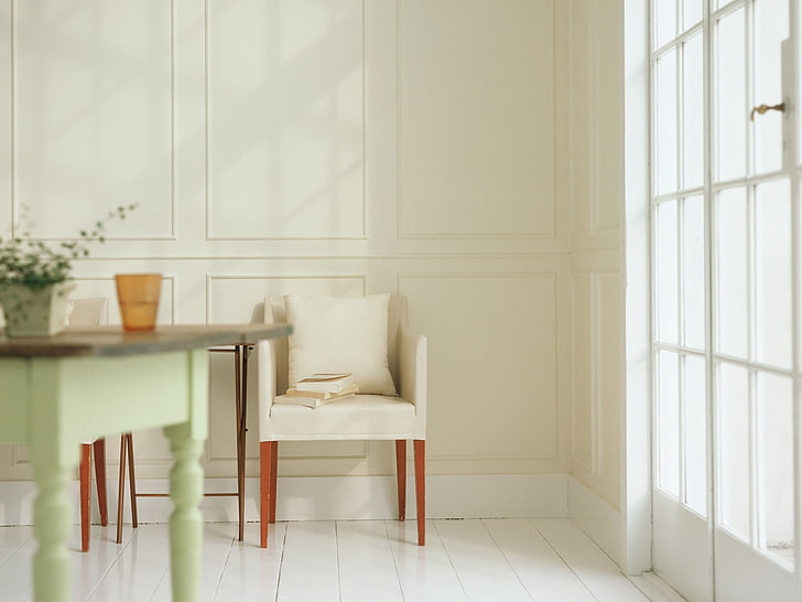 poltrona emoldurada de madeira marrom com almofada de couro branco, mesa, janela, cadeira, móveis, luz, interior, HD papel de parede