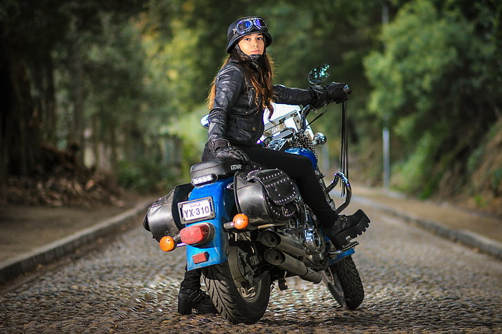 photographie de mise au point sélective d'une femme faisant de la moto sur route, en regardant, fille, rue, moto, Fond d'écran HD