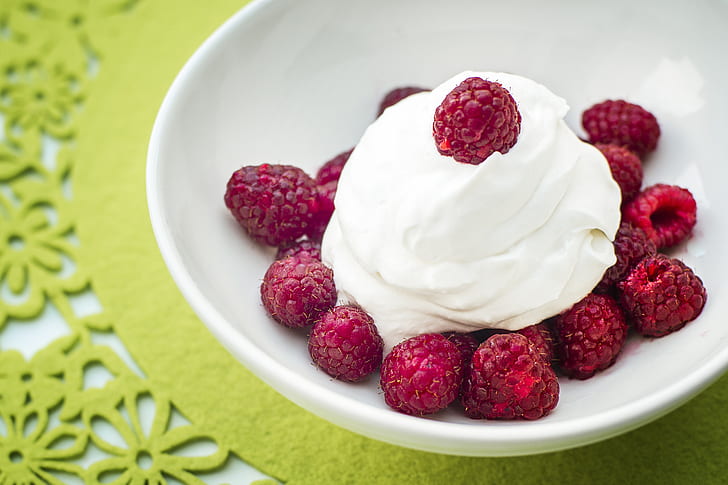raspberries, cream, berries, plate, HD wallpaper