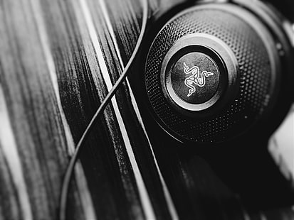 gråskalefoto av Razer headset, Razer Kraken, hörlurar, suddig, svartvit, teknik, HD tapet HD wallpaper