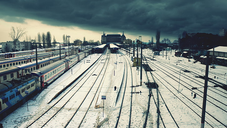 серый и красный поезд, город, вокзал, железная дорога, снег, поезд, Стамбул, Турция, зима, железнодорожный двор, фотография, локомотив, облака, линии электропередач, вокзал Хайдарпаша, HD обои