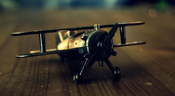 오래 된 비행기 장난감 HD 배경 화면, 검은 금속 복엽 비행기 스케일 모델, 빈티지, 비행기, HD 배경 화면