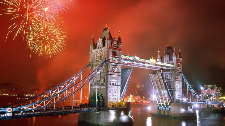 Person zeigt London Tower Bridge mit Feuerwerk, Stadt, Stadtbild, Brücke, Nacht, Neujahr, London, Feuerwerk, Themse, HD-Hintergrundbild