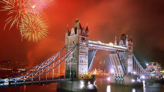 человек, показывающий Лондонский Тауэрский мост с фейерверками, город, городской пейзаж, мост, ночь, Новый год, Лондон, фейерверк, река Темза, HD обои HD wallpaper