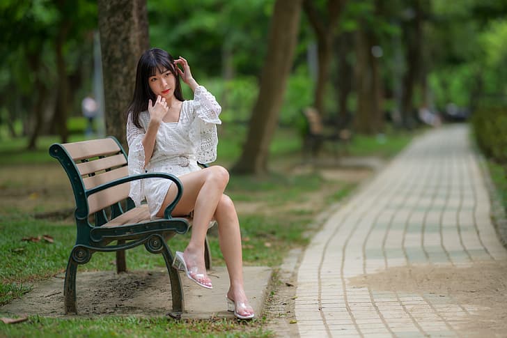 アジア人、モデル、女性、黒髪、長い髪、座っている、ベンチ、裸足サンダル、 HDデスクトップの壁紙