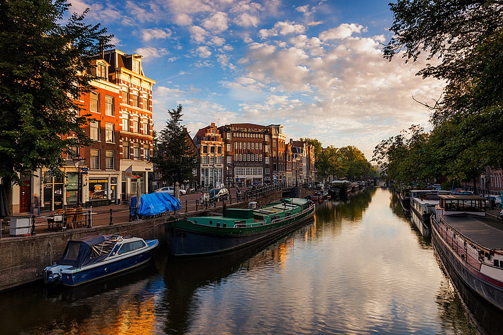 лодки на канале, небо, вода, город, река, здания, дома, лодки, вечер, амстердам, канал, нидерланды, нидерланды, HD обои