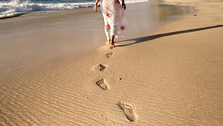biało-czerwona spódnica w kwiaty damska, ślady stóp, plaża, piasek, linia brzegowa, spódnica, ludzie, Tapety HD