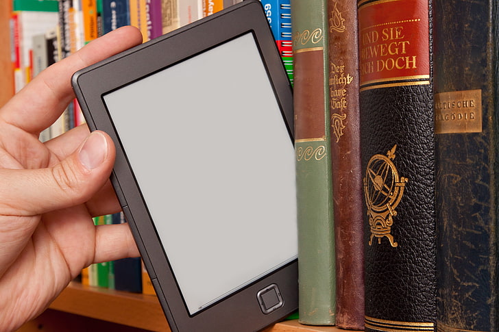 schwarz E-Book-Tablet-Reader, Teller, Hand, Buch, Regal, HD-Hintergrundbild