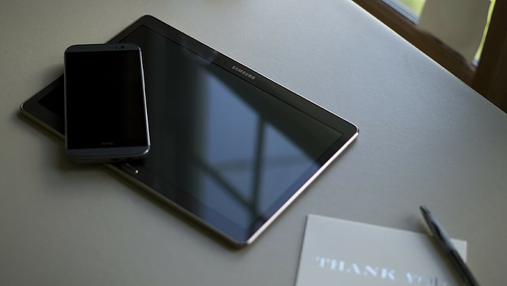 Onglet Samsung Galaxy noir sur la table, Samsung GALAXY Tab S, Meilleures tablettes 2015, smartphone, examen, fond argenté, Fond d'écran HD