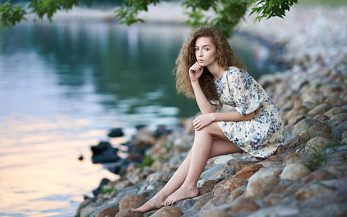Лиза Алексанина, жени, къдрава коса, дълга коса, рокля, езеро, камък, камъни, жени на открито, модел, крака, боси, HD тапет HD wallpaper