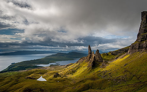 naturaleza, paisaje, Old Man of Storr, Escocia, isla, Skye, mar, lago, montañas, nubes, hierba, Fondo de pantalla HD HD wallpaper