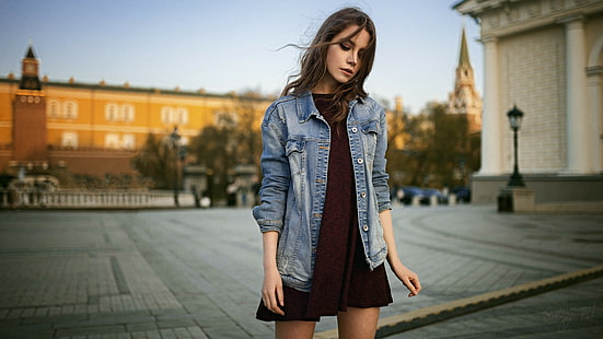 Sergey Fat, wanita di luar ruangan, wanita, rambut di wajah, Ksenia Kokoreva, jaket jeans, potret, gaun, Wallpaper HD HD wallpaper