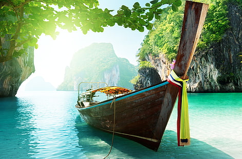 brun kanot, hav, himlen, öar, moln, träd, landskap, berg, natur, sjö, havet, båtar, Thailand, himmel, vacker, ö, solljus, båt, hav, HD tapet HD wallpaper
