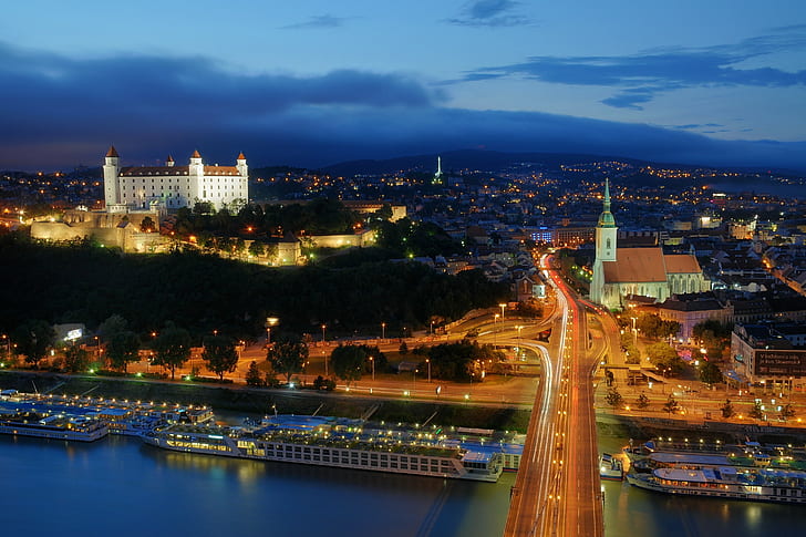 arsitektur, kastil, awan, air, lampu, menara, malam, jembatan, Bratislava, Slovakia, sungai, lanskap kota, kapal, jalan, bukit, gereja, pandangan mata burung, pemaparan panjang, Wallpaper HD