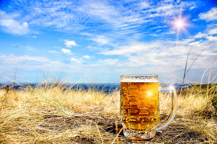 le ciel, l'herbe, le soleil, les nuages, le paysage, la bière, la tasse, le bokeh, Fond d'écran HD