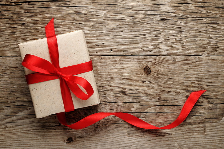 weiße und rote Geschenkbox, Box, Geschenk, Klebeband, Holz, Spitze, HD-Hintergrundbild