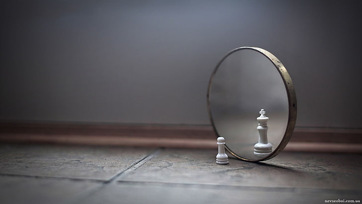 круглое зеркало и шахматная фигура королевы, амбиции, зеркало, шахматы, фотография, отражение, Пирамерд, HD обои