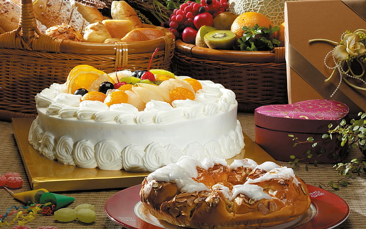 パイとアイシングで覆われたケーキ、テーブル、プレート、ボックス、バスケット、デザート、甘い、ケーキ、パイ、フルーツ、クリーム、オレンジ、チェリー、キャンディ、キウイ、ブドウ、パン、白パン、シリアル、 HDデスクトップの壁紙