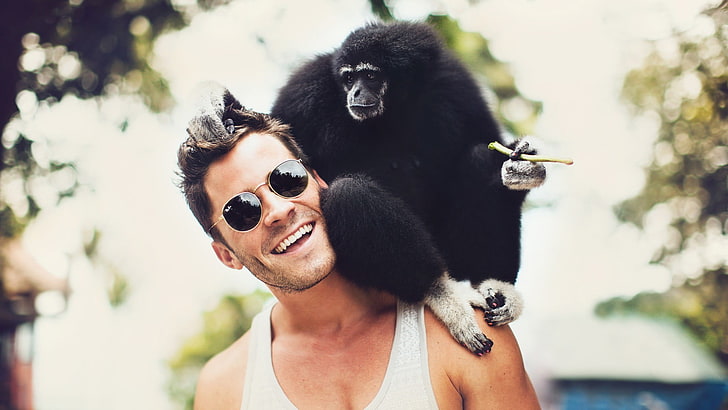 canotta bianca da uomo, uomo, sorridente, occhiali da sole, animali, scimmia, bokeh, Sfondo HD