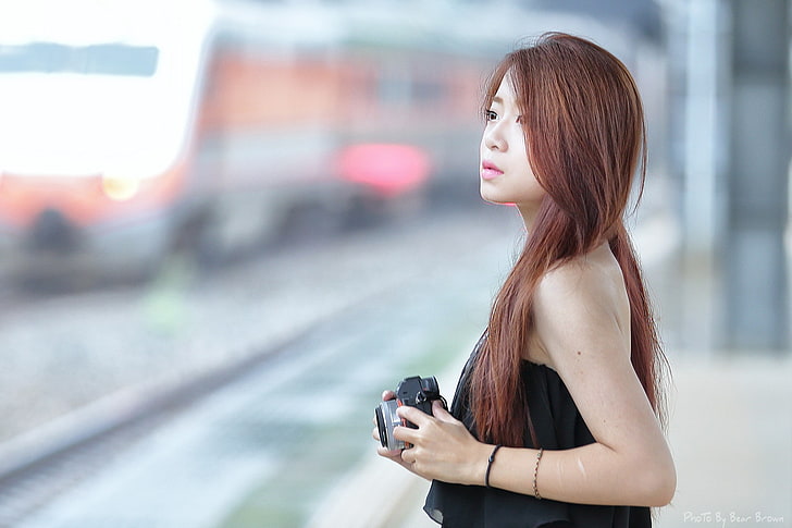 아시아, 여자, 빨간 머리, 긴 머리, 검은 드레스, 카메라, 멀리보고, 팔찌, 피사계 심도, HD 배경 화면