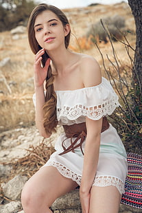 Kay J, 모델, 야외 여성, 하얀 드레스, 맨손으로 어깨, 만지는 얼굴, 갈색 머리, HD 배경 화면 HD wallpaper