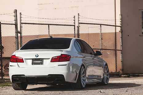 weiß BMW Limousine, weiß, BMW, der Zaun, hinten, f10, getönt, 550i, HD-Hintergrundbild HD wallpaper