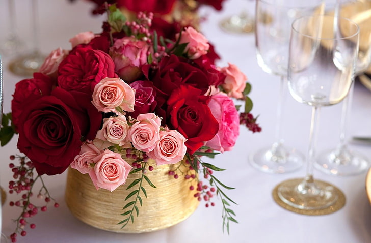 flores vermelhas e brancas, rosas, design, bagas, taças de vinho, mesa, HD papel de parede