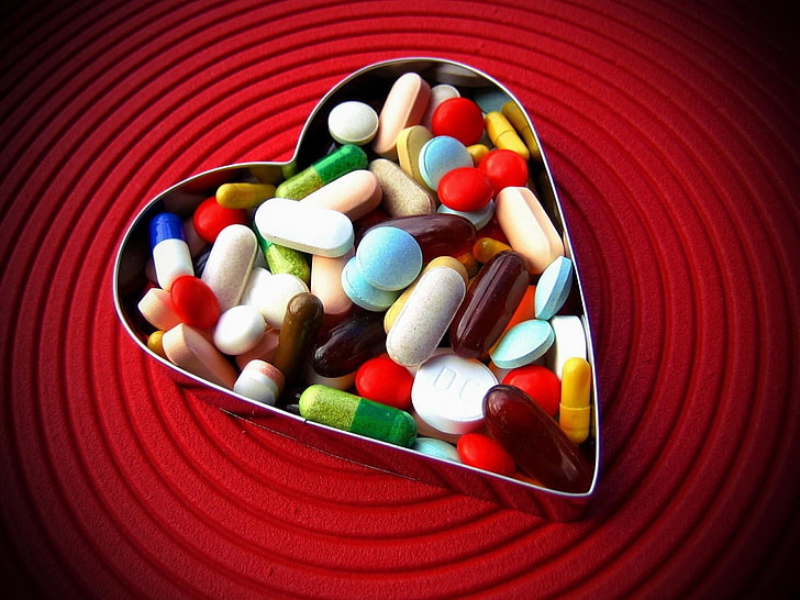 مجموعة متنوعة من الأدوية والحبوب والحبوب والقلب والحبوب، خلفية HD