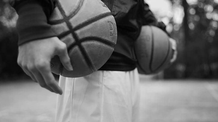 mężczyzna posiadający dwie piłki do koszykówki, koszykówka, sport, sport, boisko do koszykówki, Tapety HD