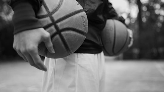 hombre que sostiene dos pelotas de baloncesto, baloncesto, deporte, deportes, cancha de baloncesto, Fondo de pantalla HD HD wallpaper