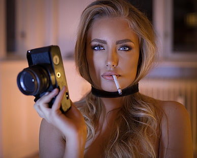 черная DSLR камера, девушка, фото, модель, камера, блондинка, сигарета, голубоглазая, Николь Энистон, HD обои HD wallpaper