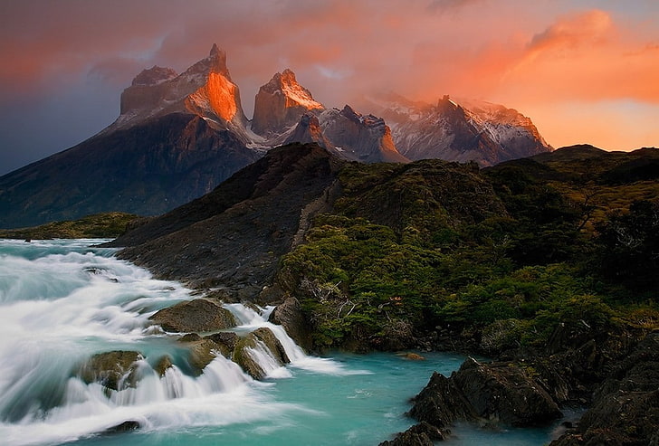 チリ、山、湖、滝、トレスデルパイネ、国立公園、パタゴニア、雲、森、ターコイズ、白、緑、水、雪のピーク、朝、 HDデスクトップの壁紙
