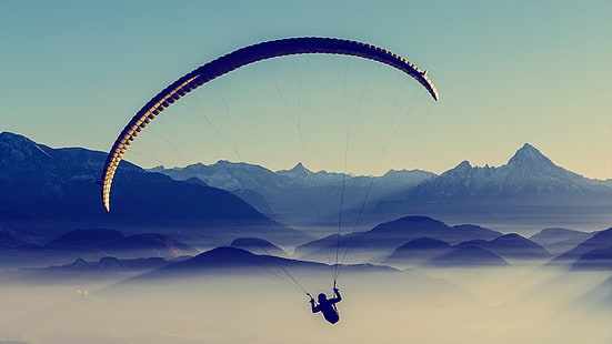 parachute noir et marron, paysage, montagnes, parapente, sport, nature, ciel, brouillard, Fond d'écran HD HD wallpaper