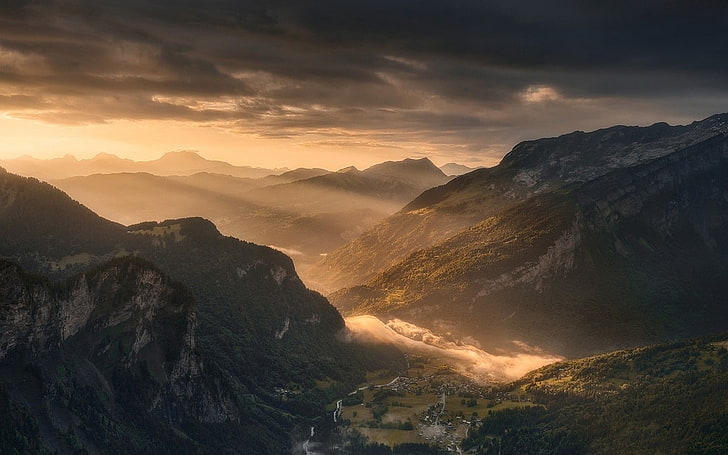 braune Berge, Natur, Landschaft, Berge, Tal, Nebel, Wolken, Dorf, Sonnenstrahlen, Frankreich, Himmel, Wald, HD-Hintergrundbild